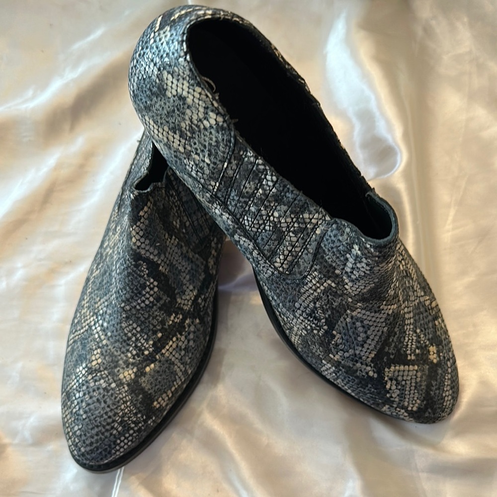 Skechers Black and Gray Snakeskin Loafers